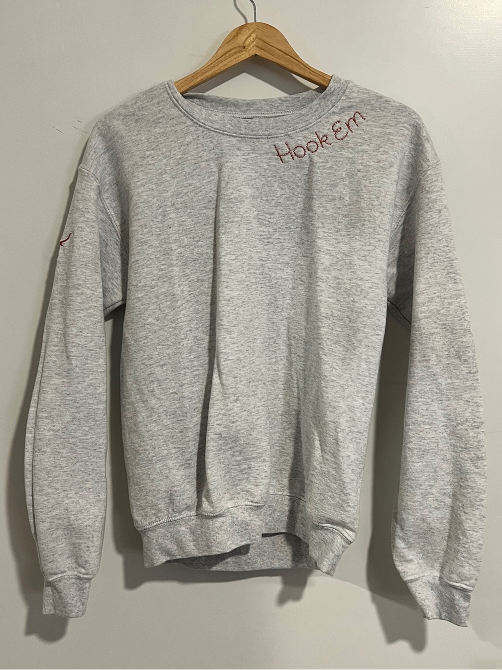 Gildan Light Gray Crewneck Sweatshirt with Red 'HookEm' Script